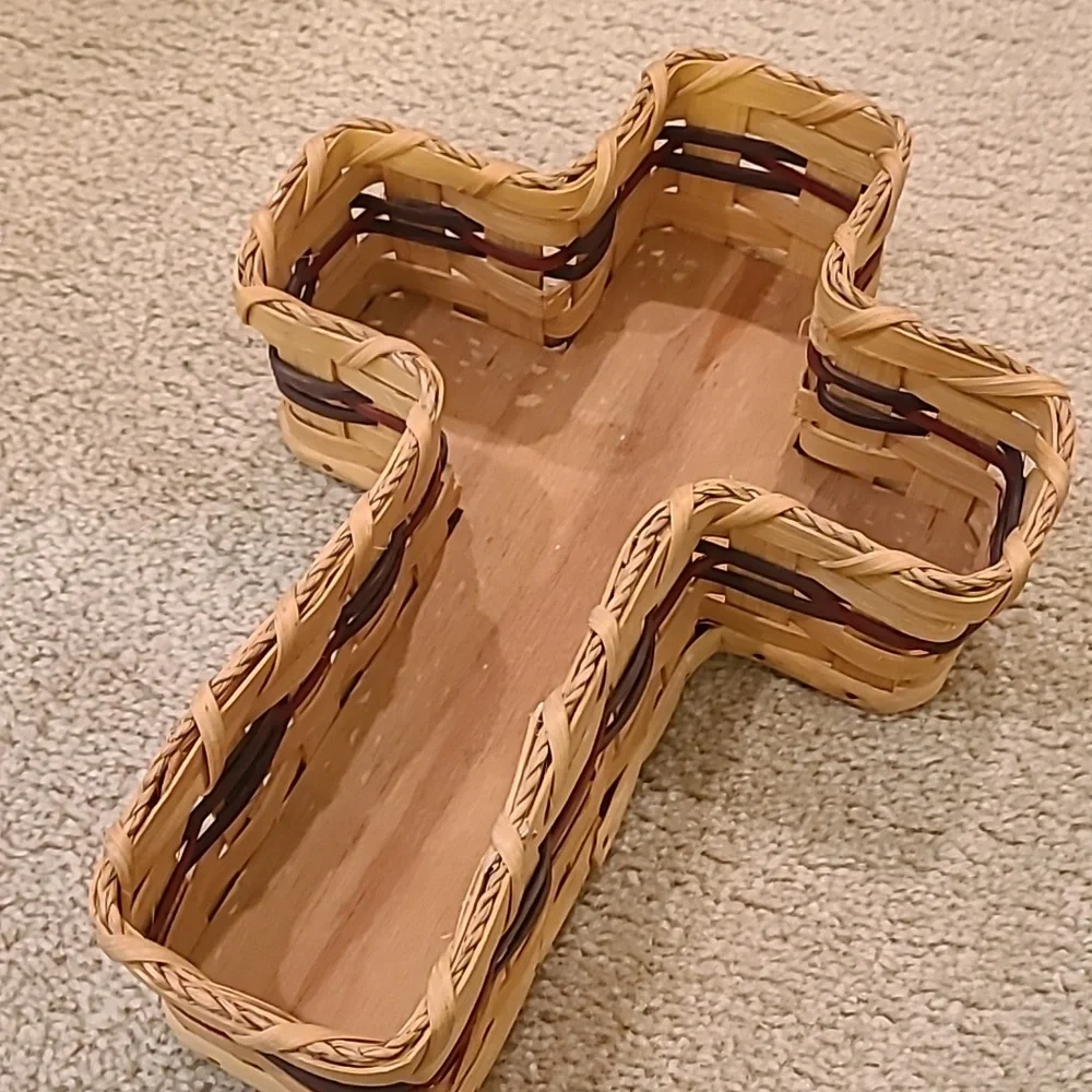 Vintage Hamdmade Cross ✝️  Basket - Picture 3 of 6